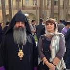 Ana M Briongos con un Pope de la Catedral Armenia de Isfahan -2015-